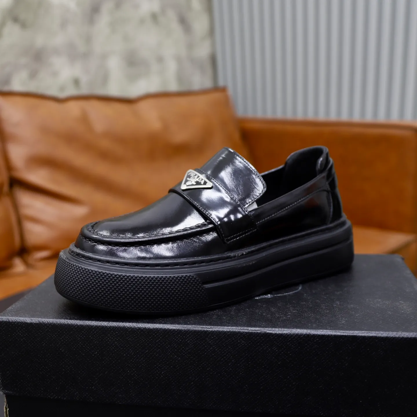 Ex-factory price: 500💰🙅‍♂️🙅‍♂️🙅‍♂️ Brand: PRADA Standard code: Men's code 38-44 (45 can be customized) Grade: Same style as the official website Original order quality Material: Original cowhide surface Comfortable lining Original outsole Style category: Men's fashionable casual leather shoes Distinguished big-name luxury elements Top luxury Color: Color of the actual picture